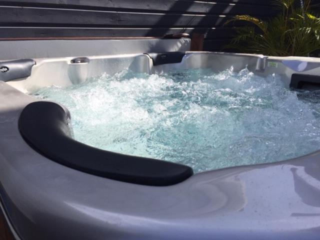 Ylang Residence Avec Piscine Chauffee & Jacuzzi Le Patelin Exterior photo